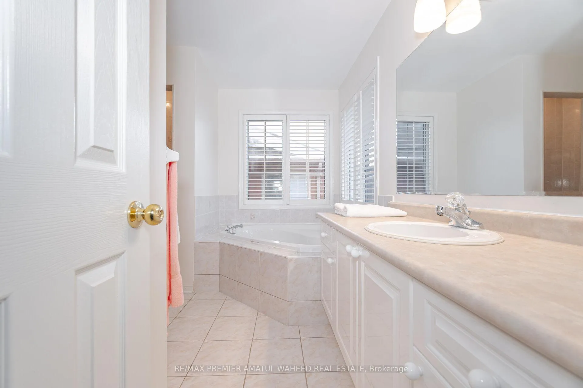 Photo 19 of 64 Madeira Avenue, Vaughan, Vellore Village — HOMEH