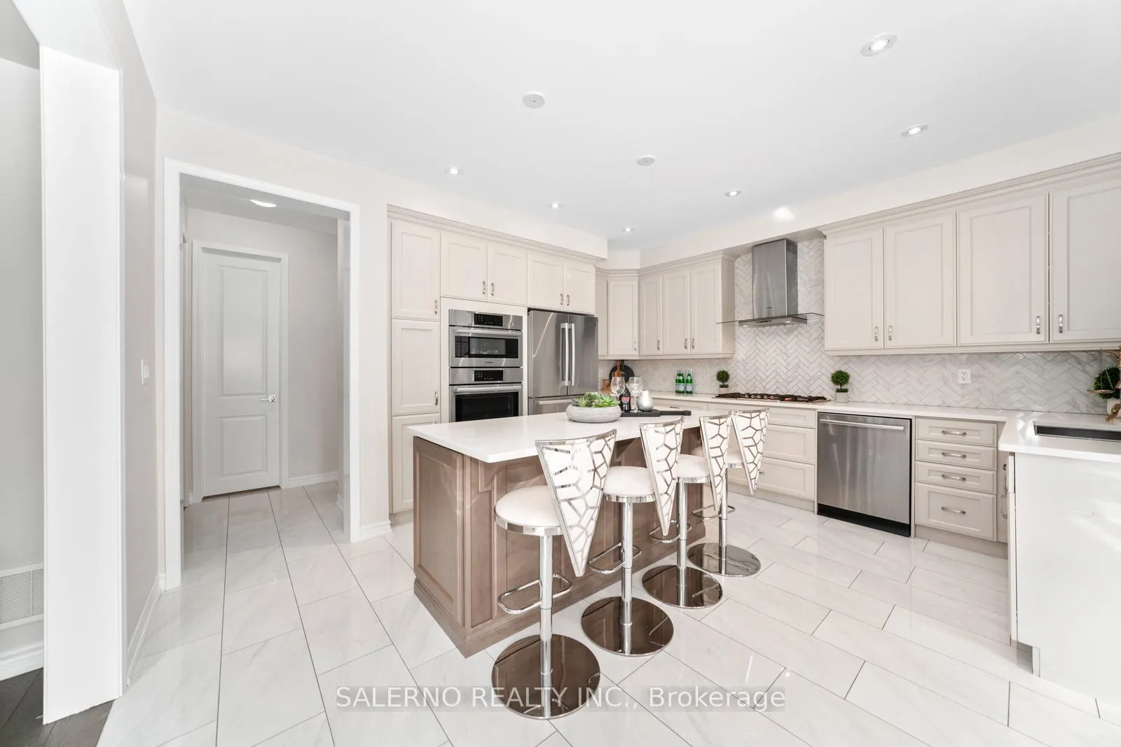 Photo 10 of 37 Chorus Crescent, Vaughan, Kleinburg — HOMEH