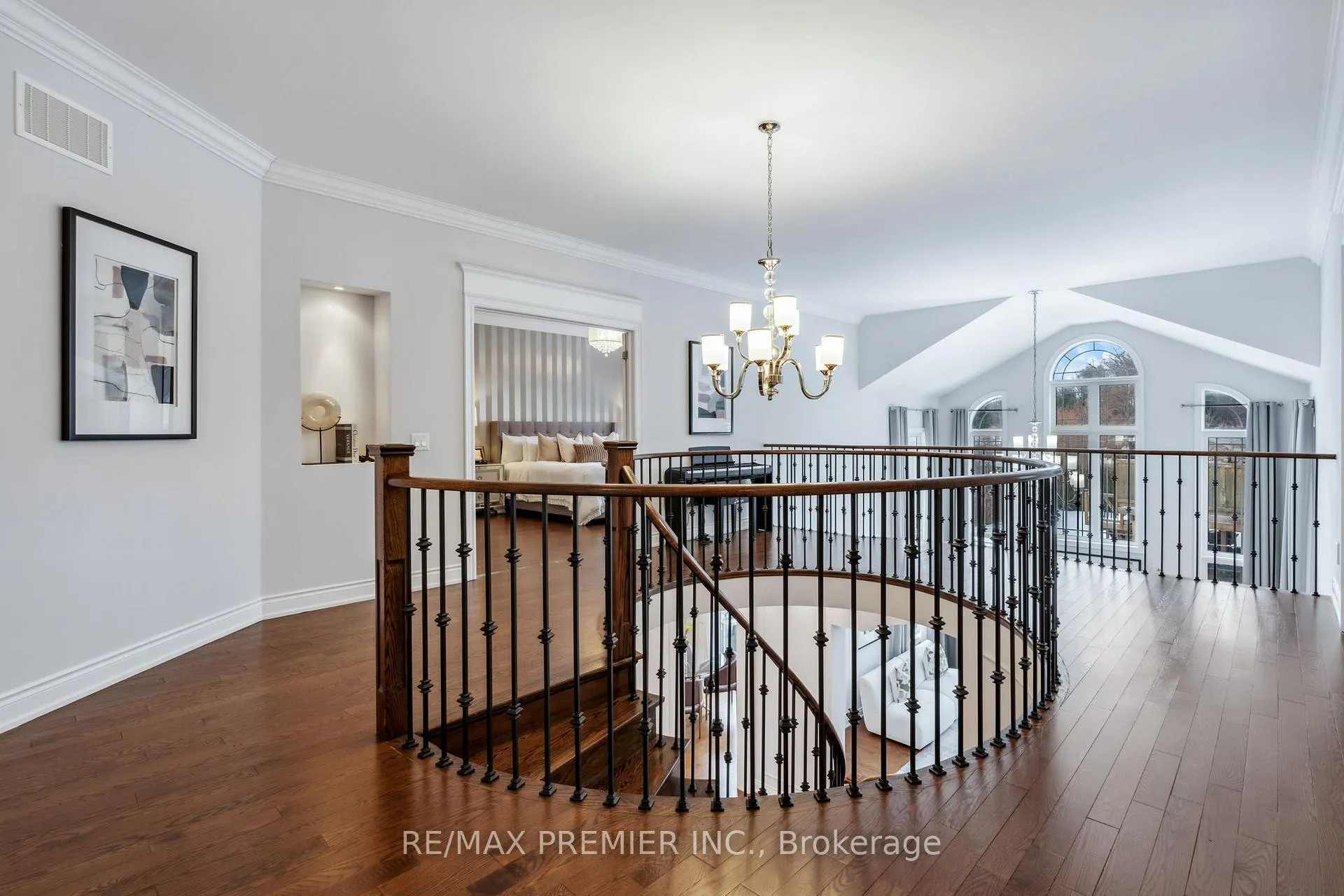 Photo 23 of 8 Heintzman Crescent, Vaughan, Patterson — HOMEH