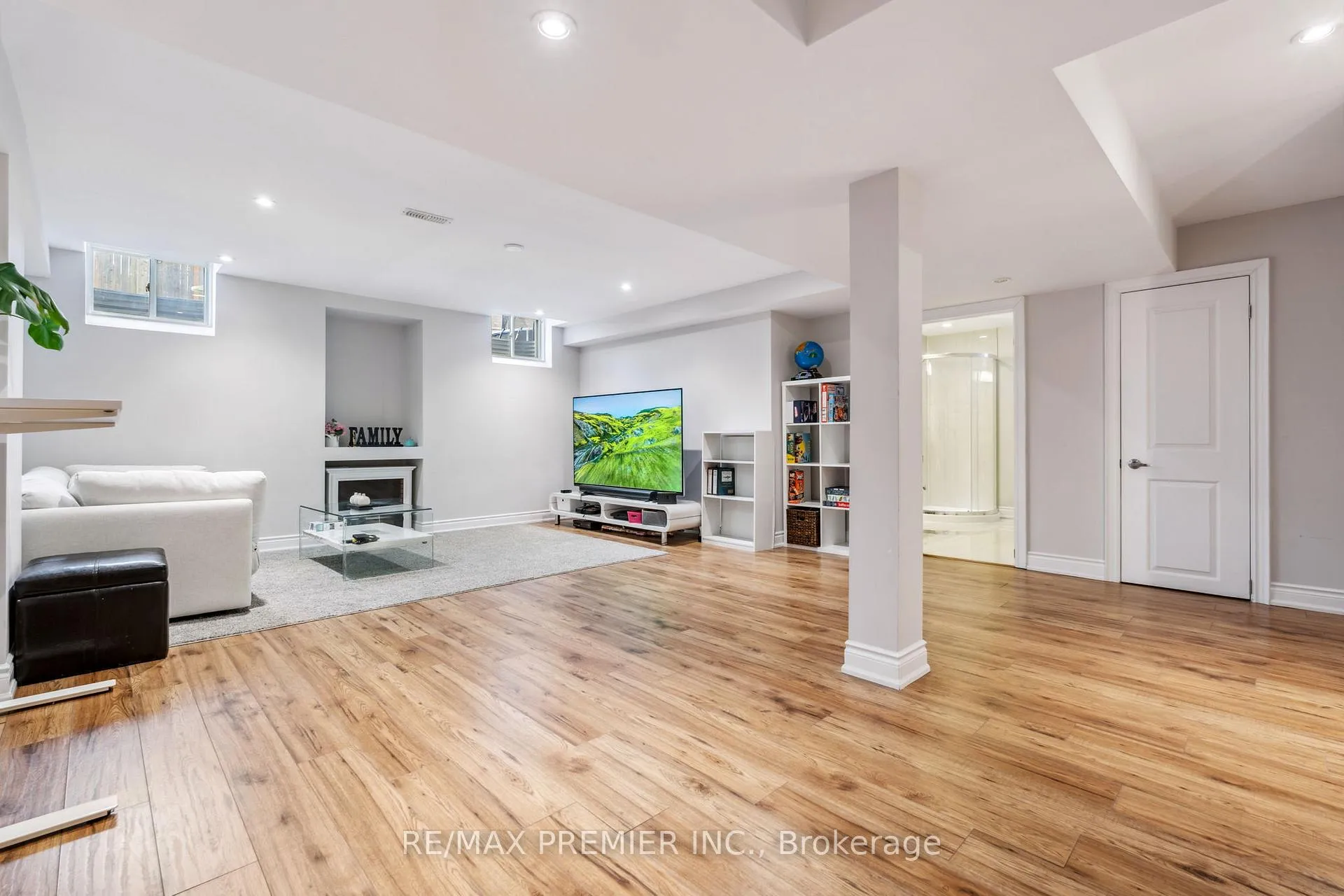 Photo 32 of 8 Heintzman Crescent, Vaughan, Patterson — HOMEH