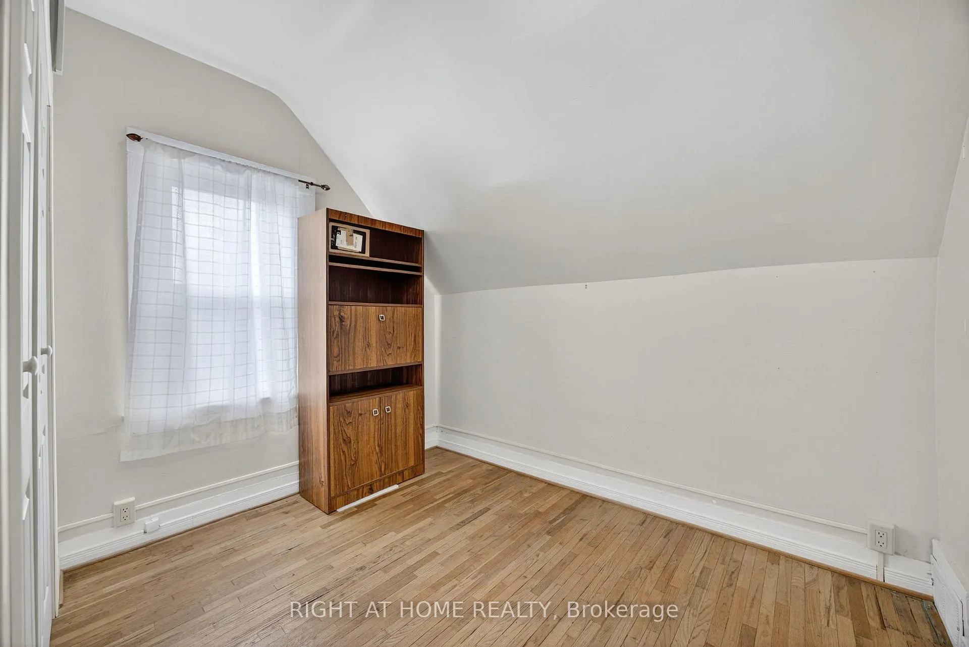 Photo 15 of 314 Queen Street, Midland — HOMEH