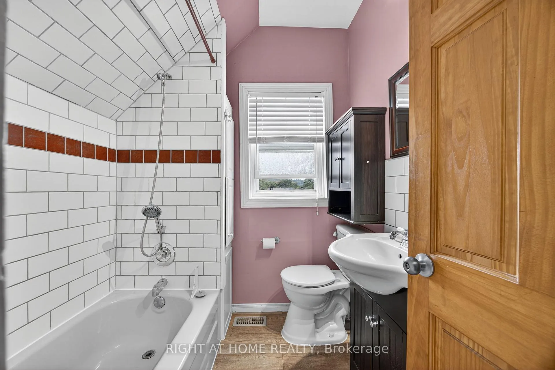 Photo 17 of 314 Queen Street, Midland — HOMEH