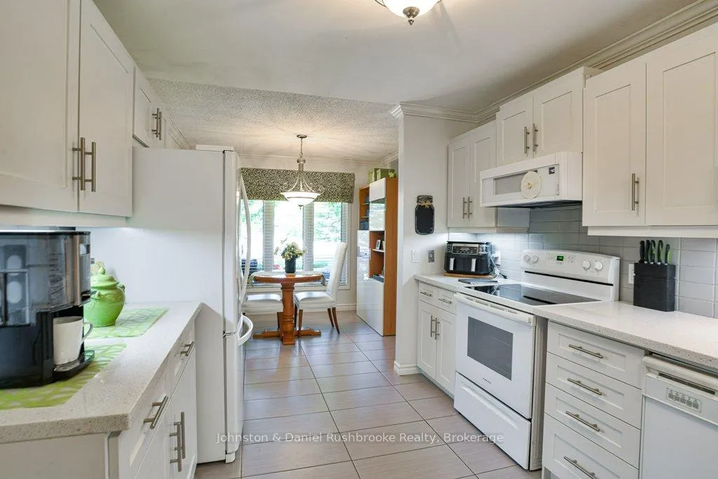 Photo 6 of 21 Pineridge Gate E, Gravenhurst, Wood (Gravenhurst) — HOMEH