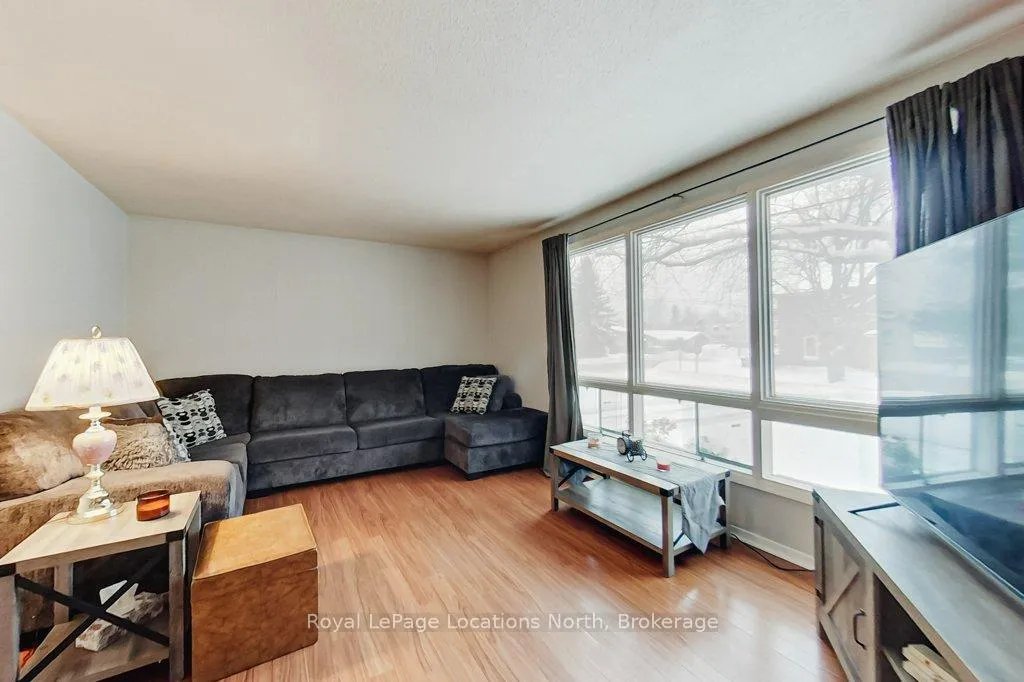 Photo 10 of 121 Niagara Street, Collingwood — HOMEH