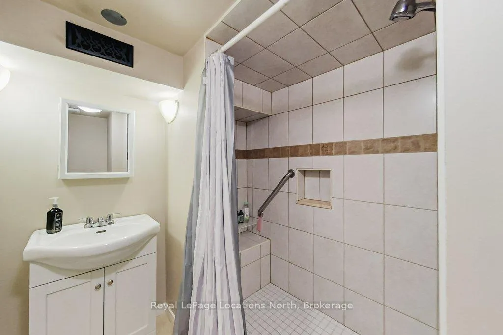 Photo 20 of 121 Niagara Street, Collingwood — HOMEH