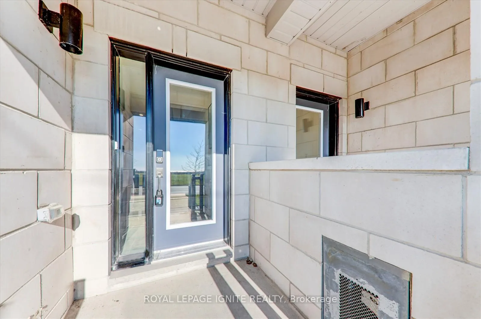 Photo 4 of 821 Port Darlington Road, Clarington, Bowmanville — HOMEH
