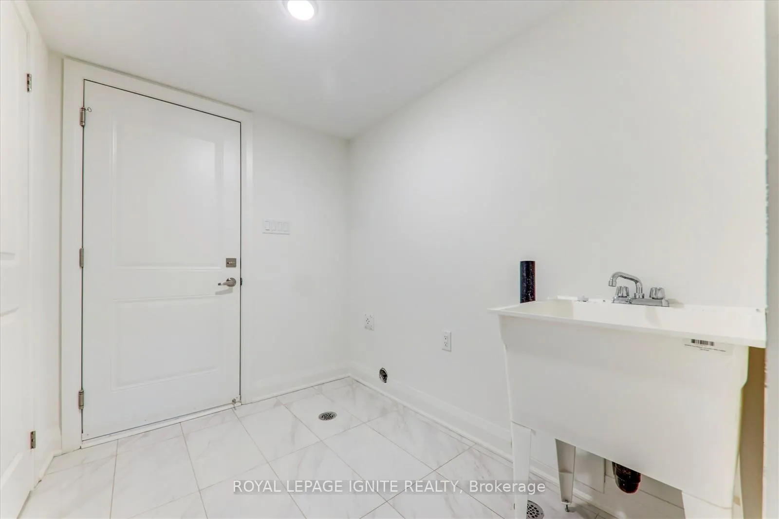 Photo 10 of 821 Port Darlington Road, Clarington, Bowmanville — HOMEH