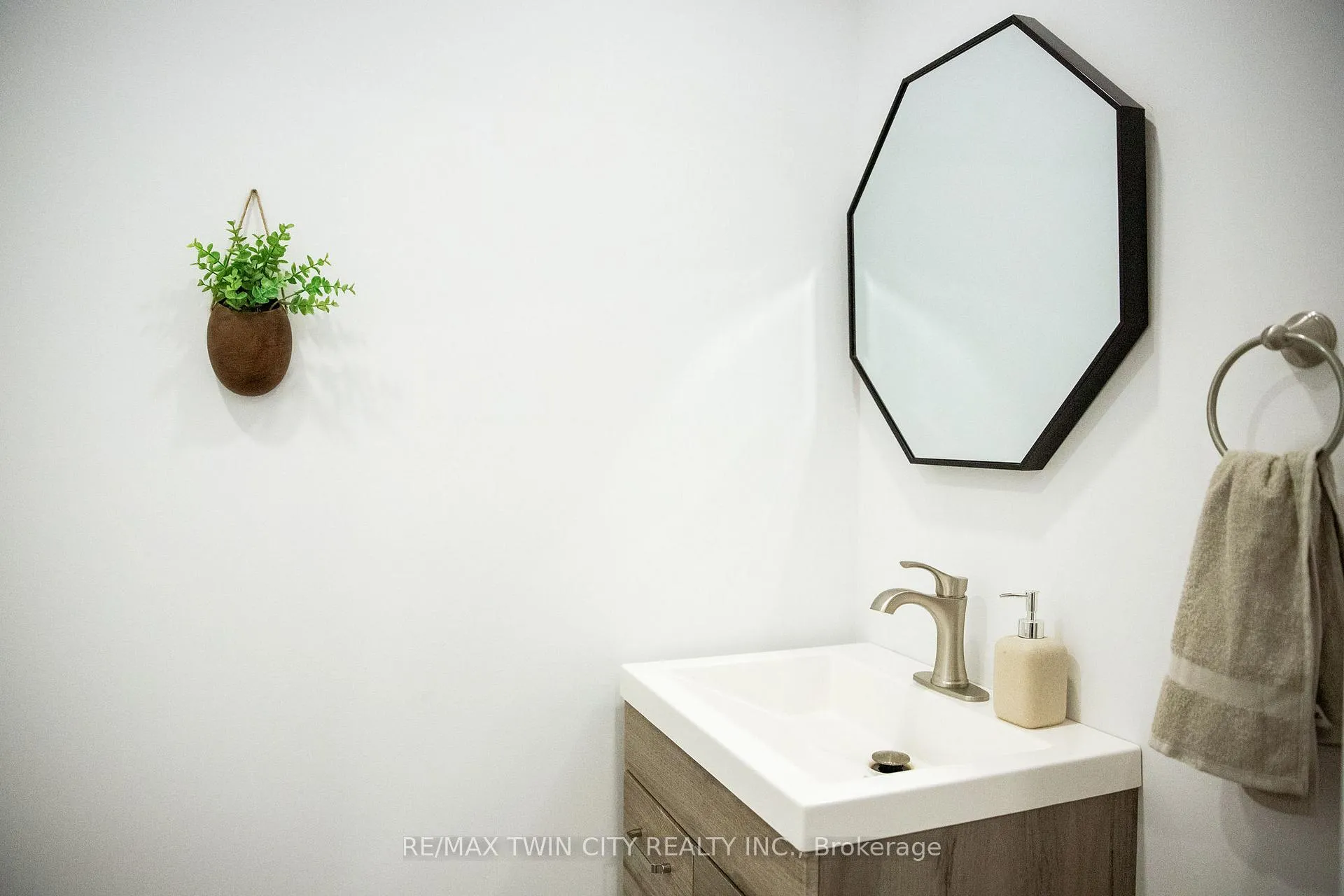 Photo 33 of 117 Candlewood Crescent, Waterloo — HOMEH