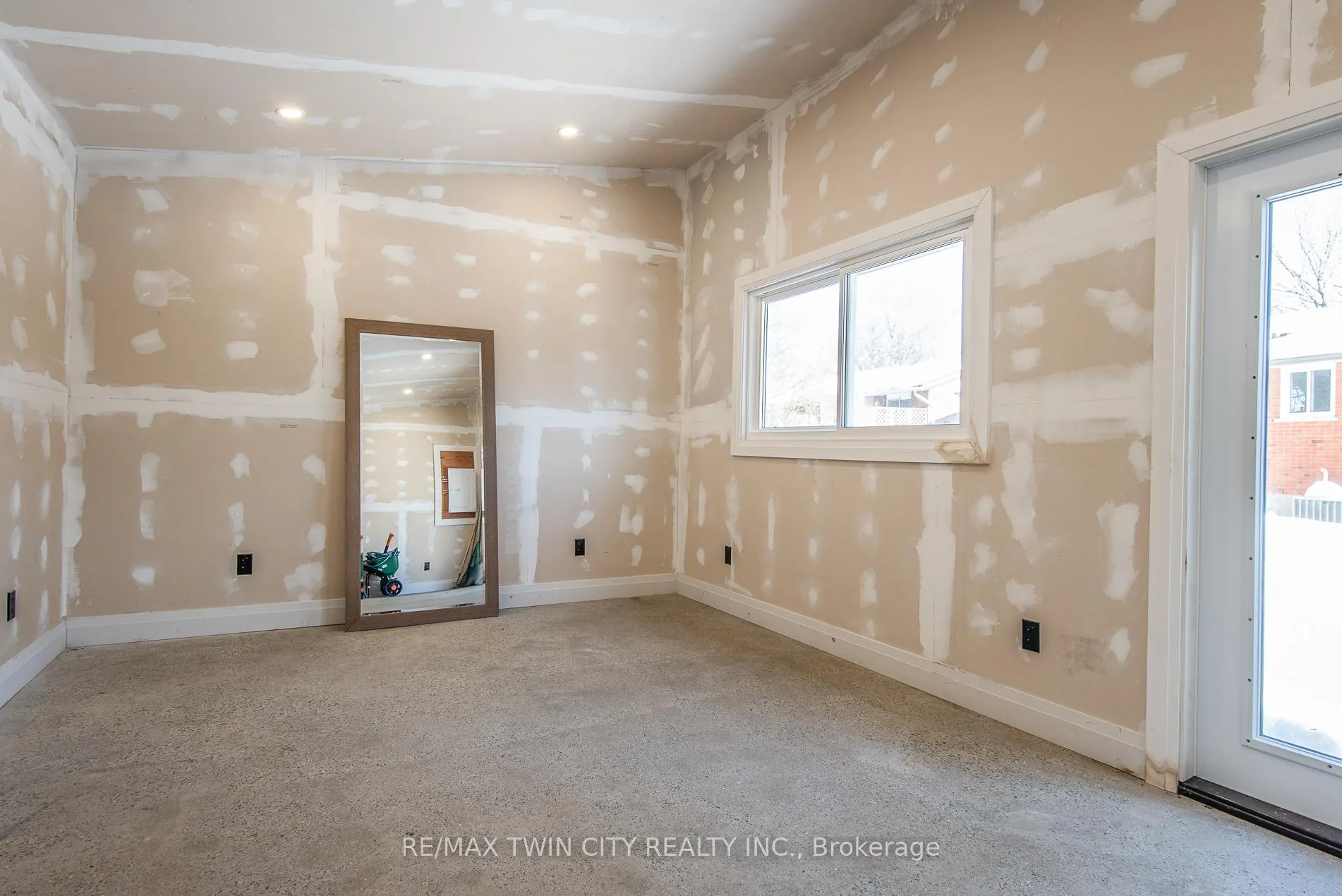 Photo 39 of 117 Candlewood Crescent, Waterloo — HOMEH
