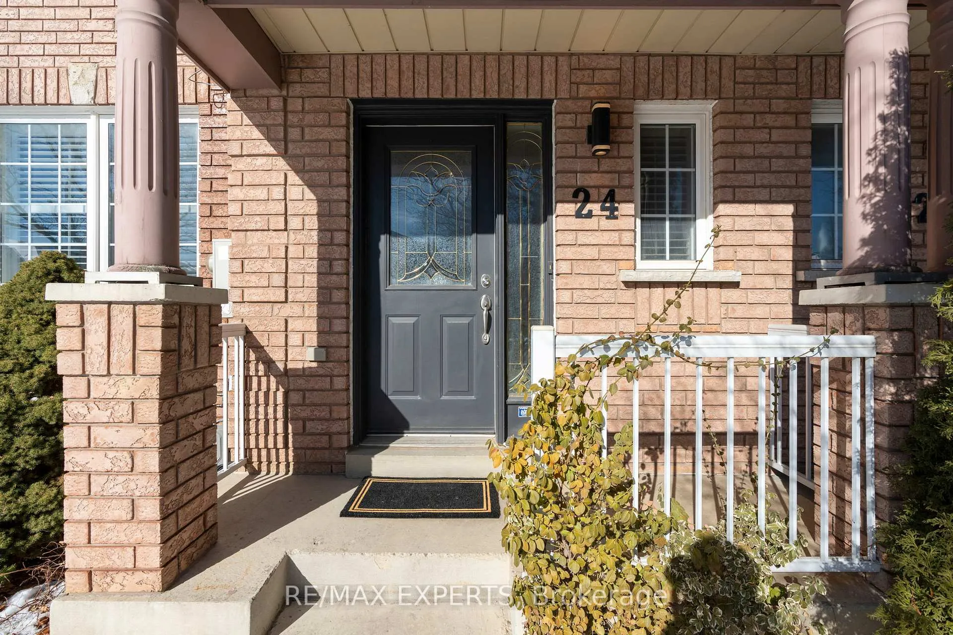 Photo 4 of 24 Dufferin Hill Drive, Vaughan, Patterson — HOMEH