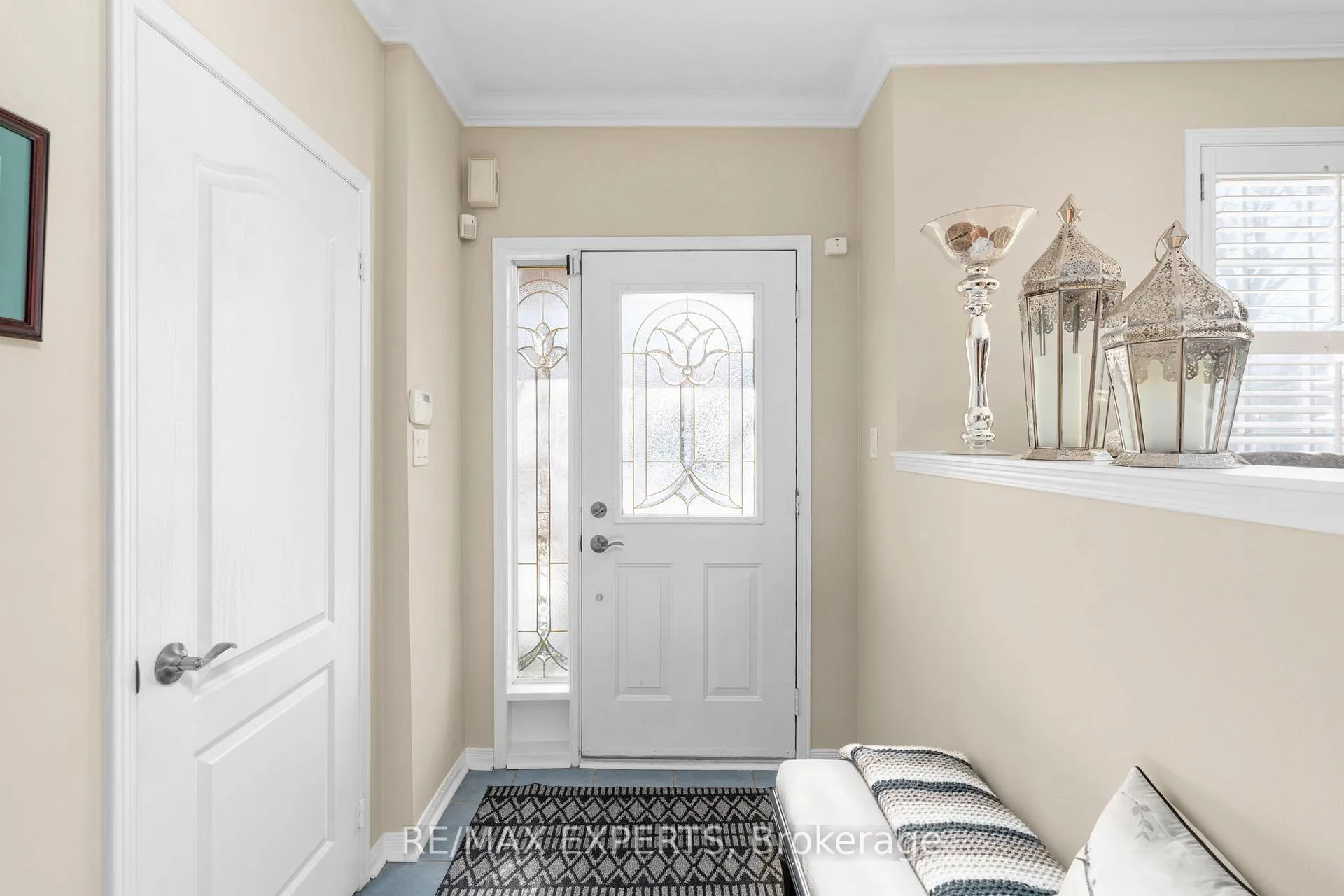 Photo 5 of 24 Dufferin Hill Drive, Vaughan, Patterson — HOMEH