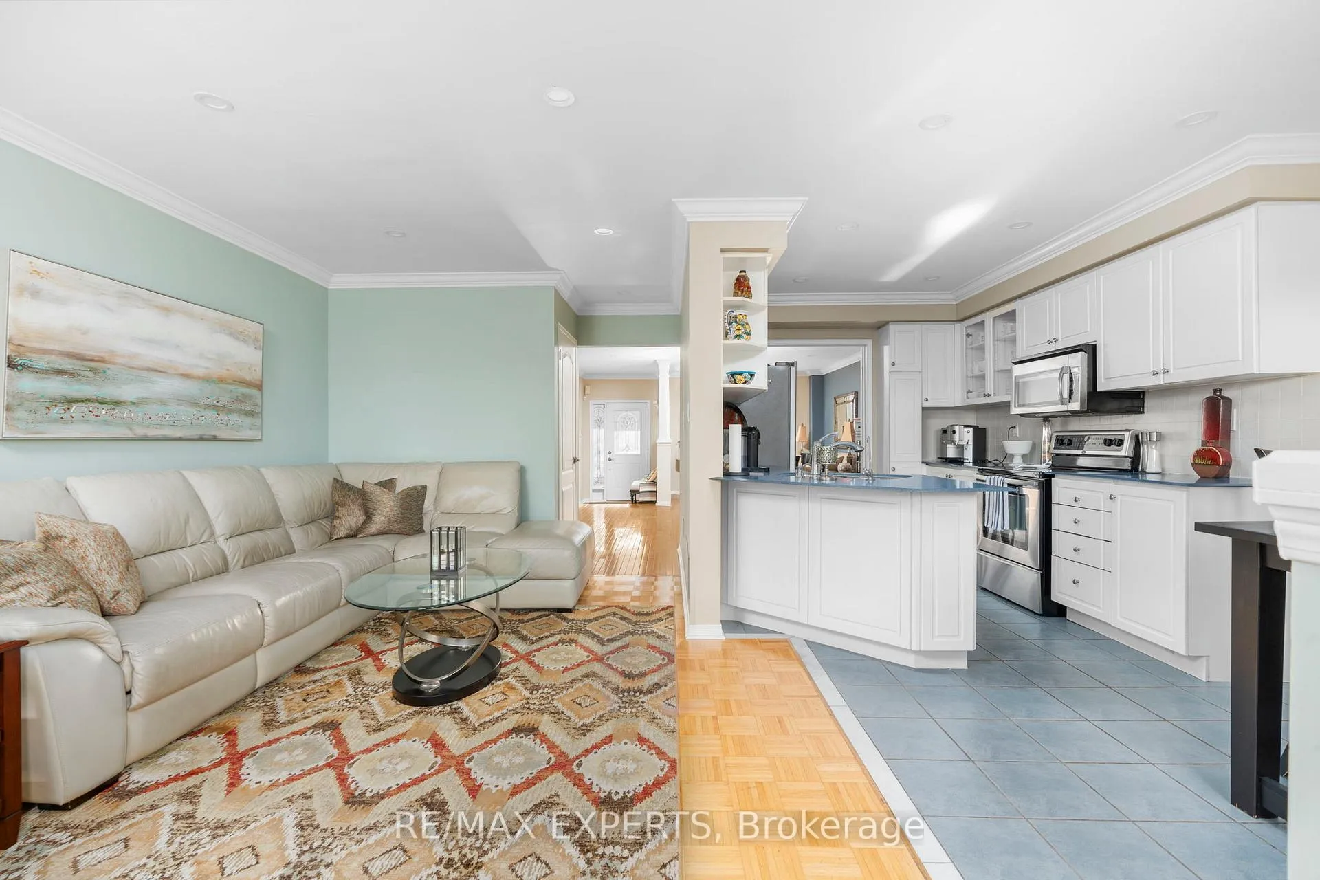 Photo 18 of 24 Dufferin Hill Drive, Vaughan, Patterson — HOMEH