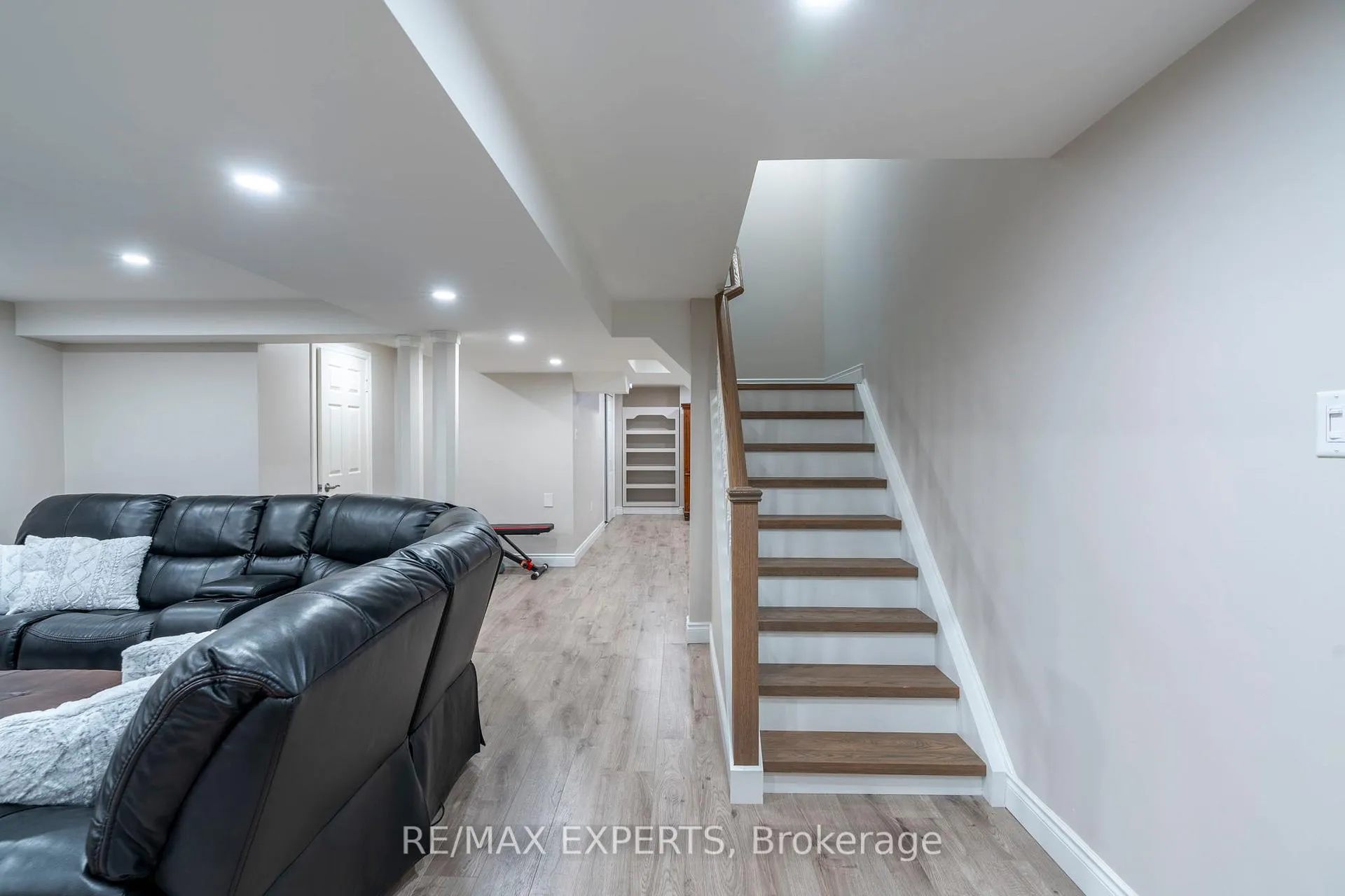 Photo 29 of 24 Dufferin Hill Drive, Vaughan, Patterson — HOMEH