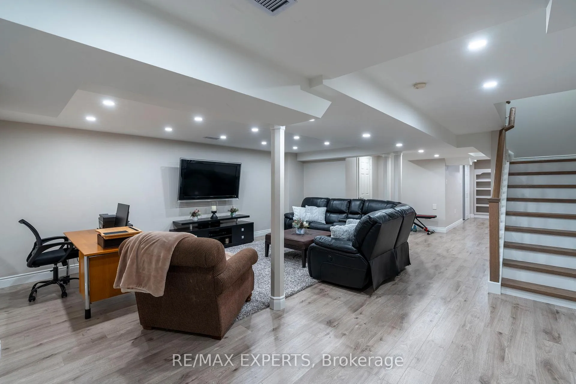 Photo 30 of 24 Dufferin Hill Drive, Vaughan, Patterson — HOMEH