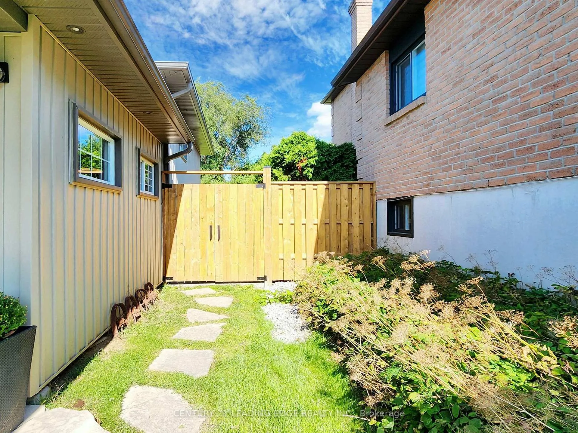 Photo 3 of 115 Walton Drive, Aurora, Aurora Village — HOMEH