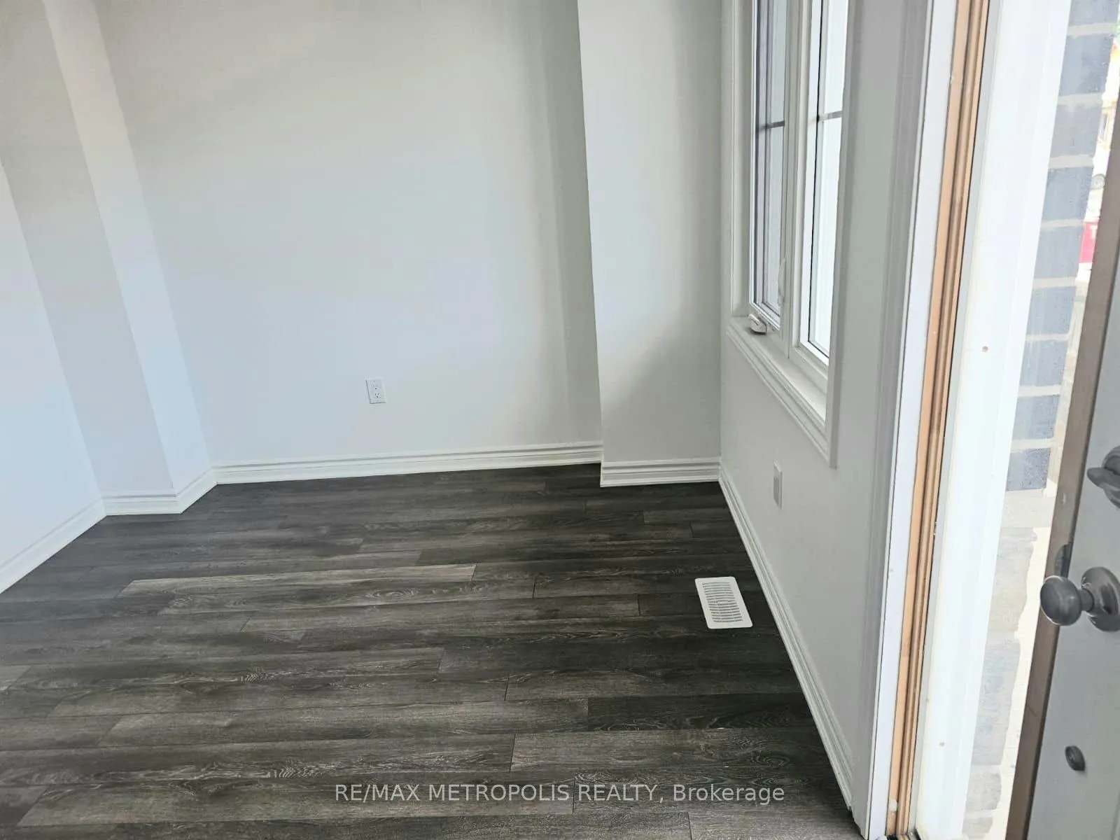 Photo 3 of 18 Bradden Crescent, Belleville, Belleville Ward — HOMEH