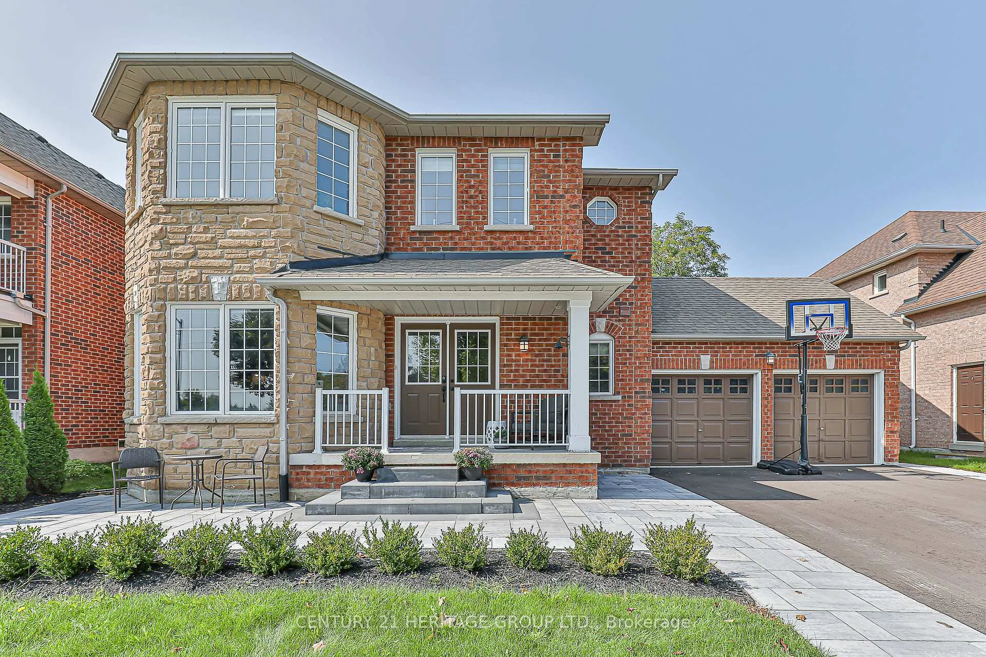 Photo 2 of 112 Herrema Boulevard, Uxbridge — HOMEH