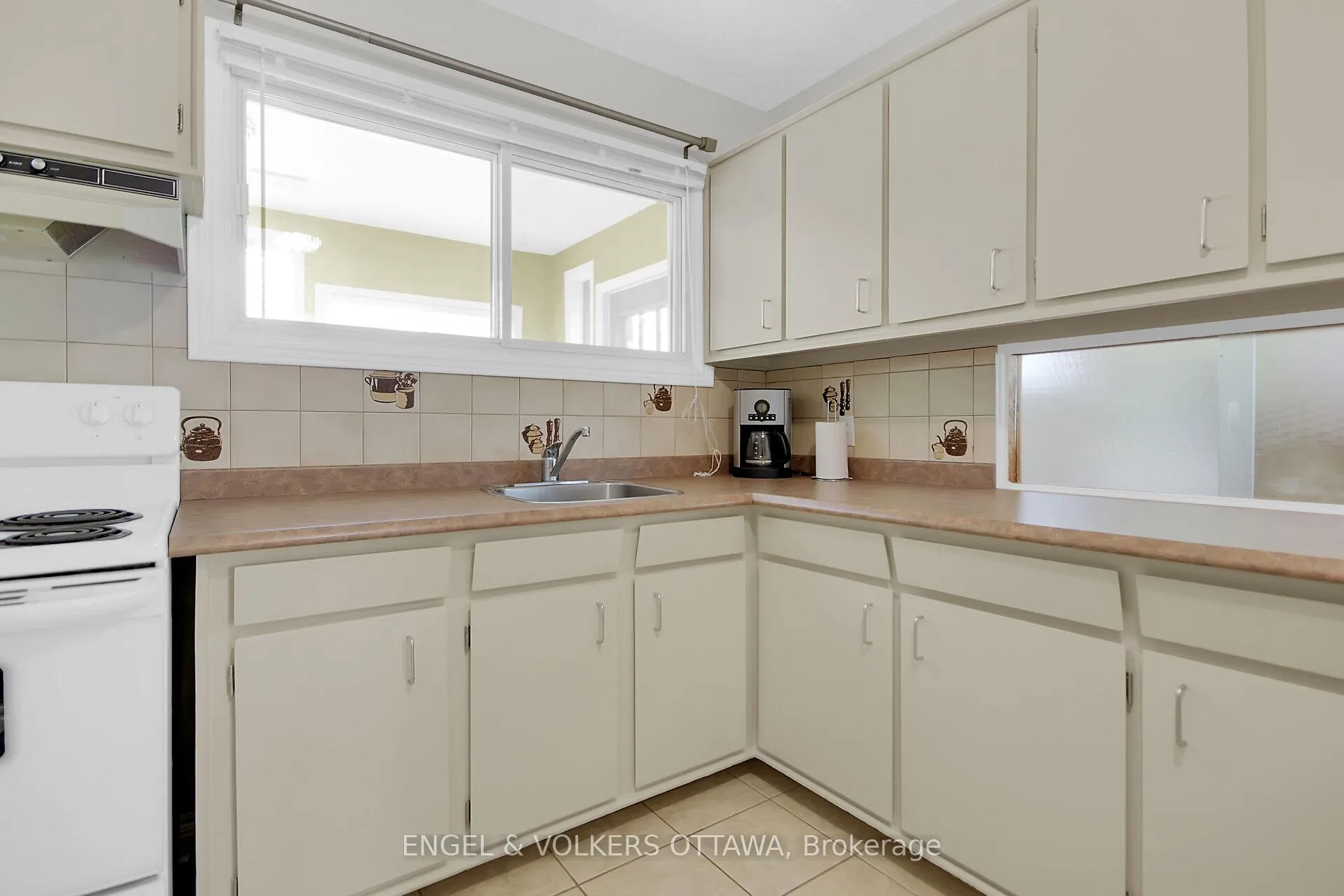 Photo 10 of 8 Greenwich Avenue, Ottawa, City View/Skyline/Fisher Heights/Parkwood Hills — HOMEH