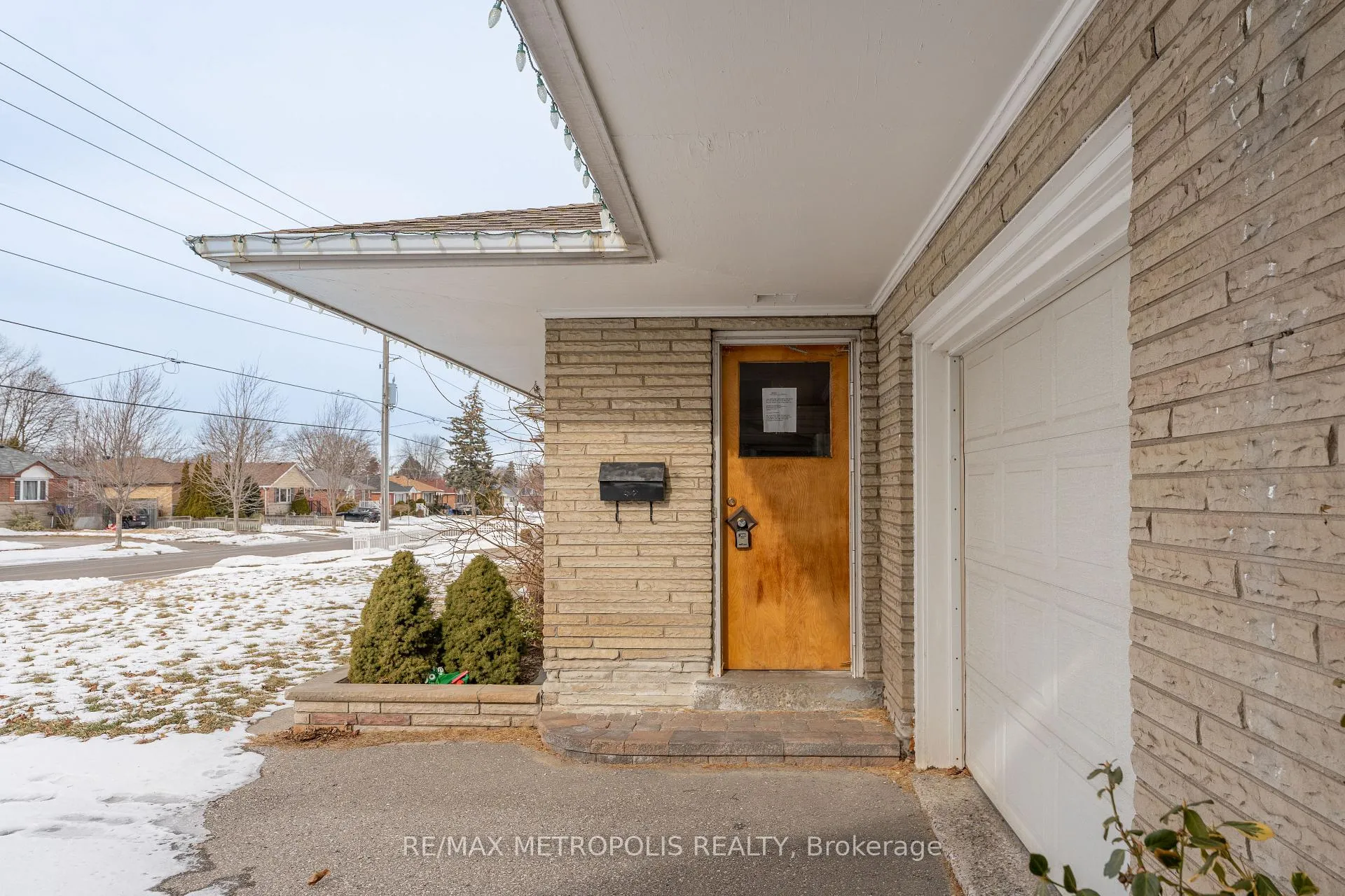 Photo 3 of 317 Farewell Street, Oshawa, Donevan — HOMEH