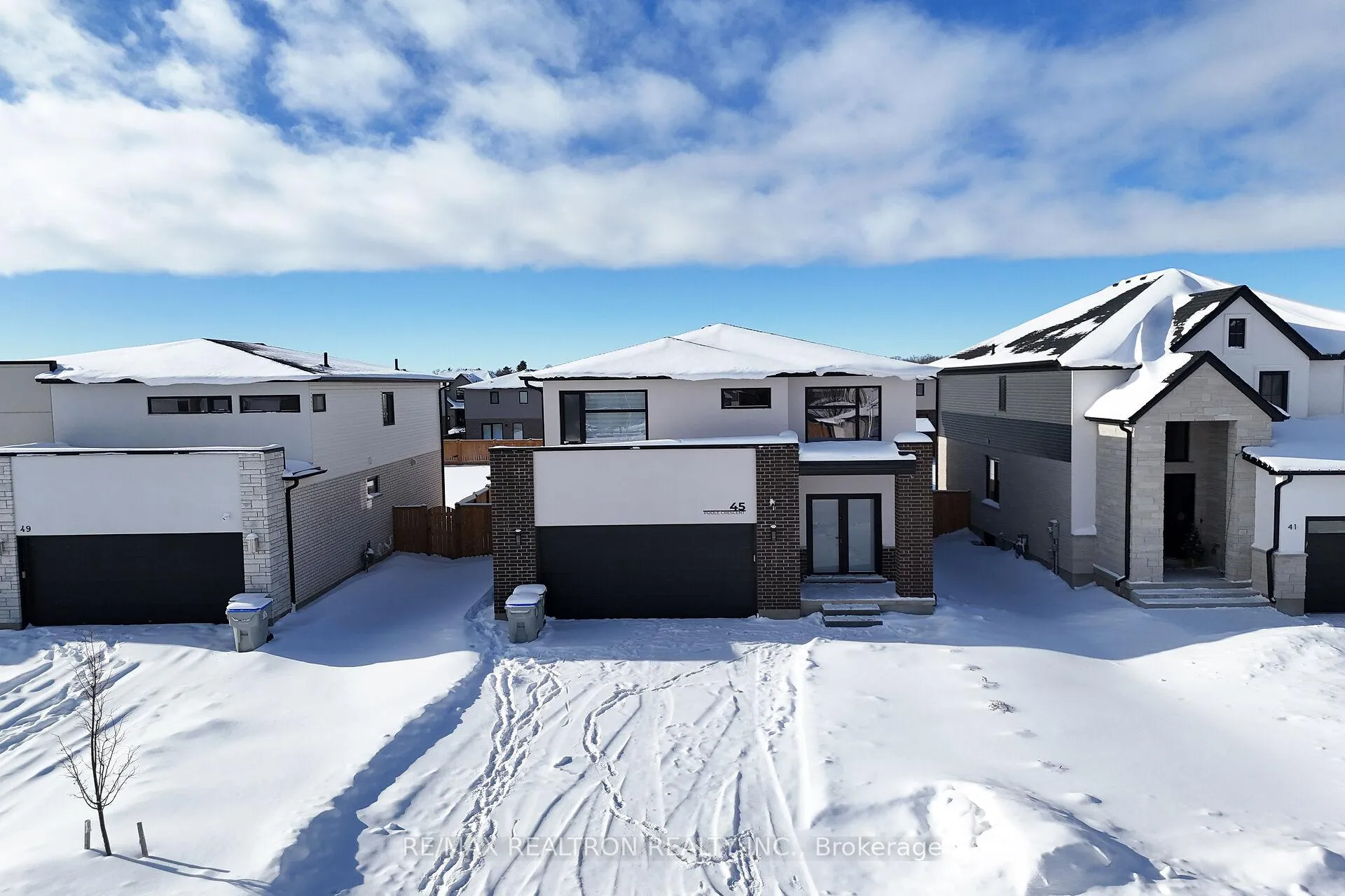 Photo 2 of 45 Poole Crescent, Middlesex Centre, Rural Middlesex Centre — HOMEH