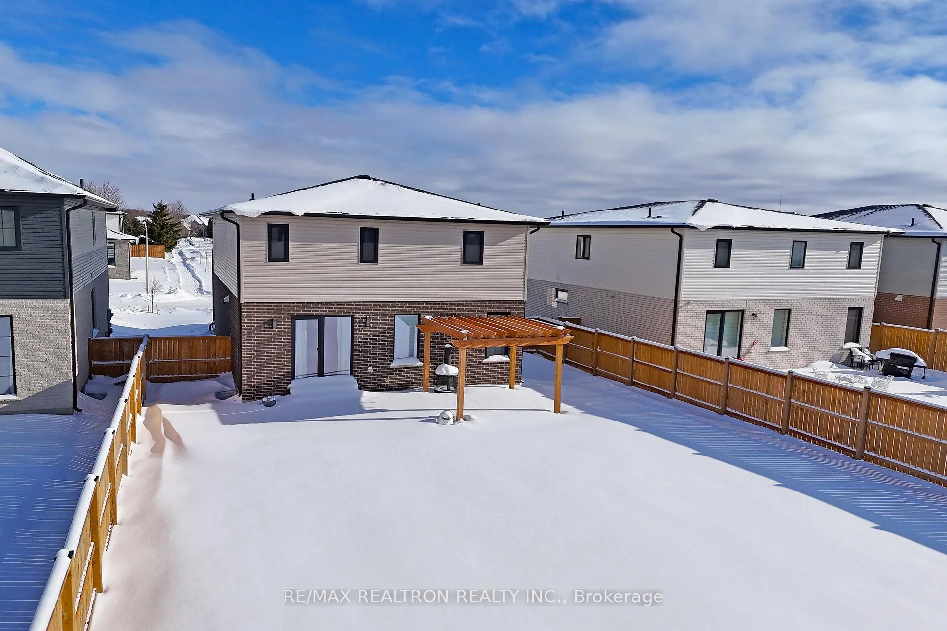 Photo 5 of 45 Poole Crescent, Middlesex Centre, Rural Middlesex Centre — HOMEH