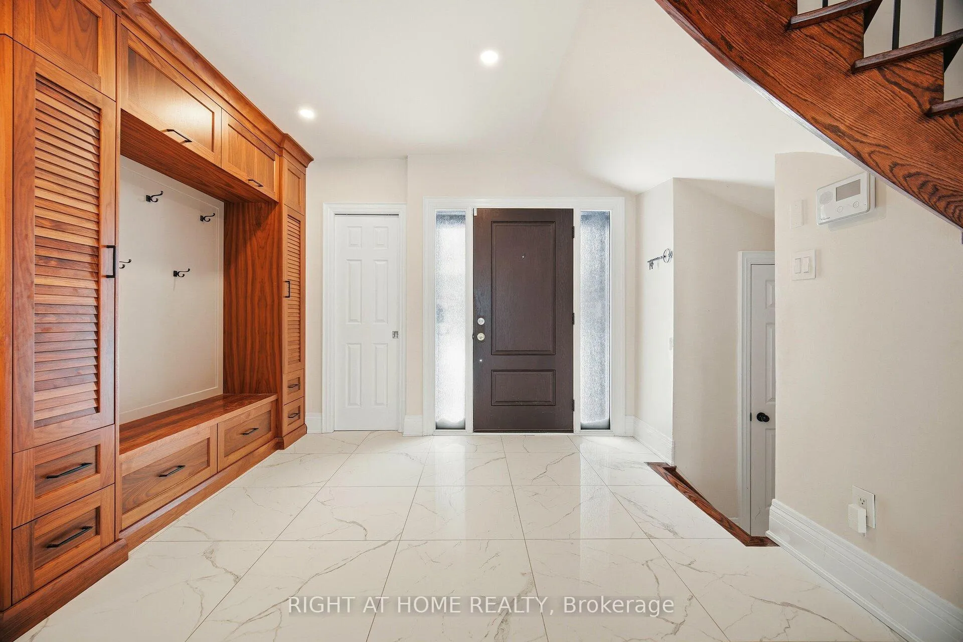 Photo 4 of 1340 Greeneagle Drive, Oakville, Glen Abbey — HOMEH