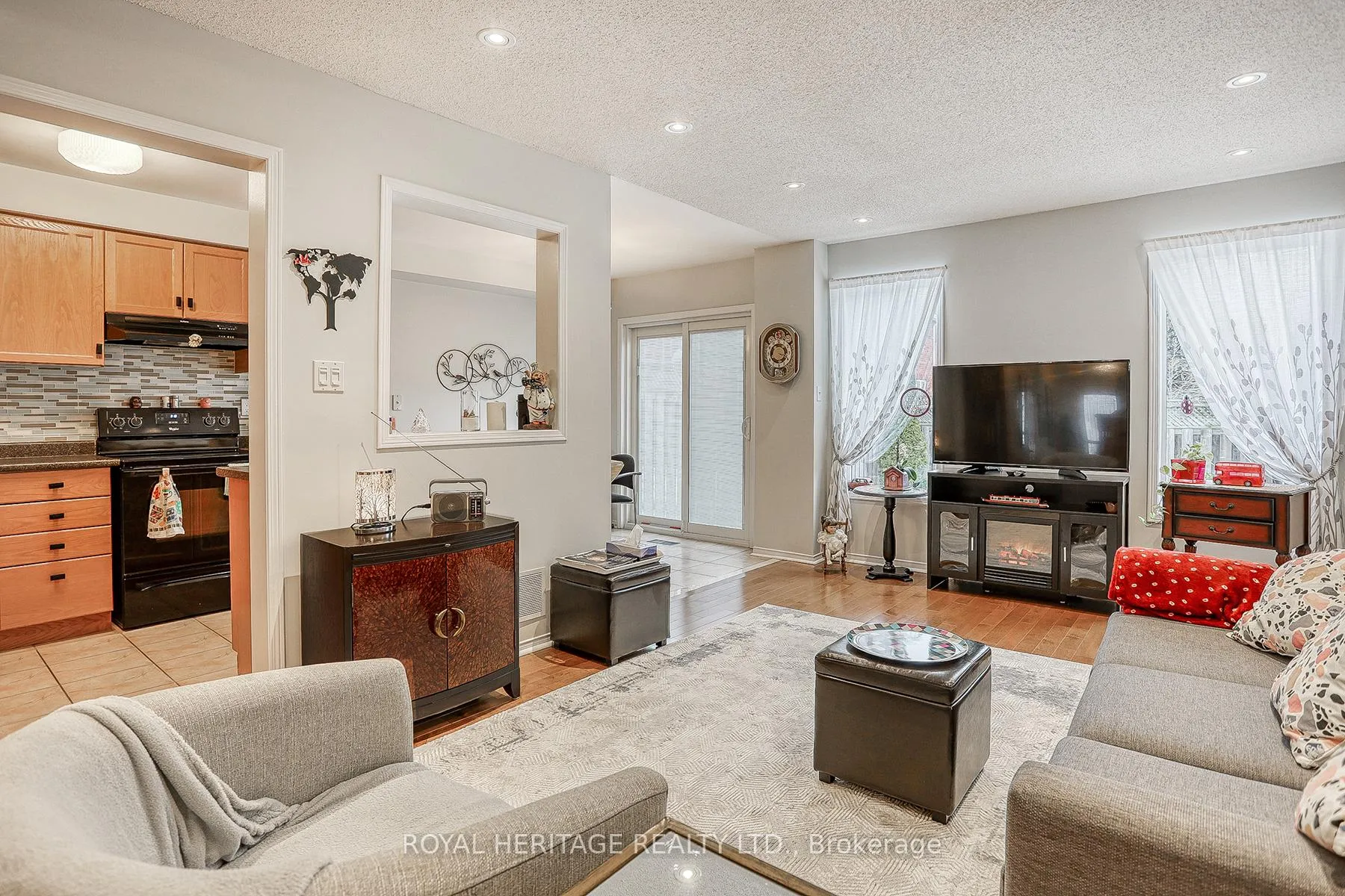 Photo 7 of 152 Stokely Crescent, Whitby, Downtown Whitby — HOMEH