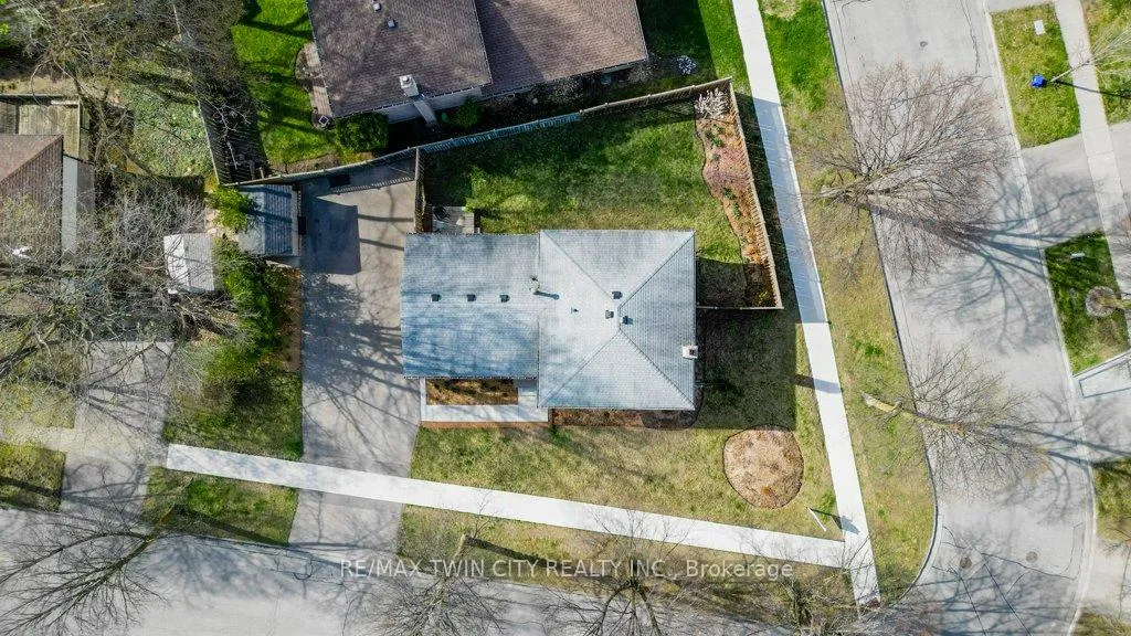 Photo 4 of 111 Martinglen Crescent, Kitchener — HOMEH