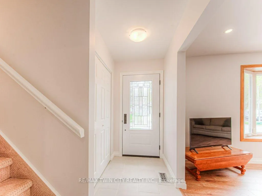 Photo 5 of 111 Martinglen Crescent, Kitchener — HOMEH