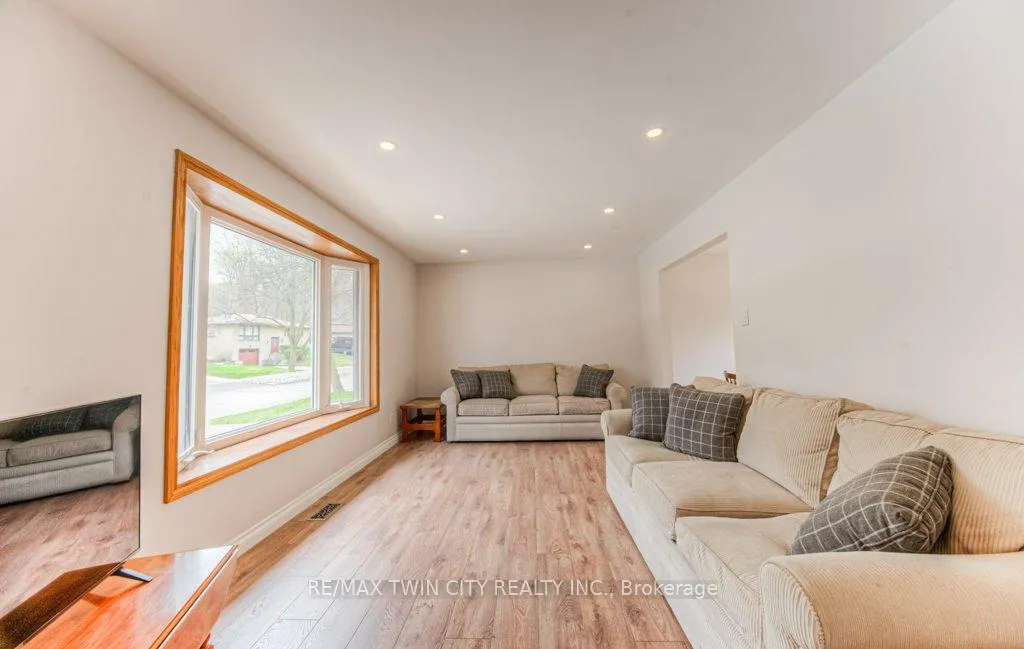 Photo 7 of 111 Martinglen Crescent, Kitchener — HOMEH