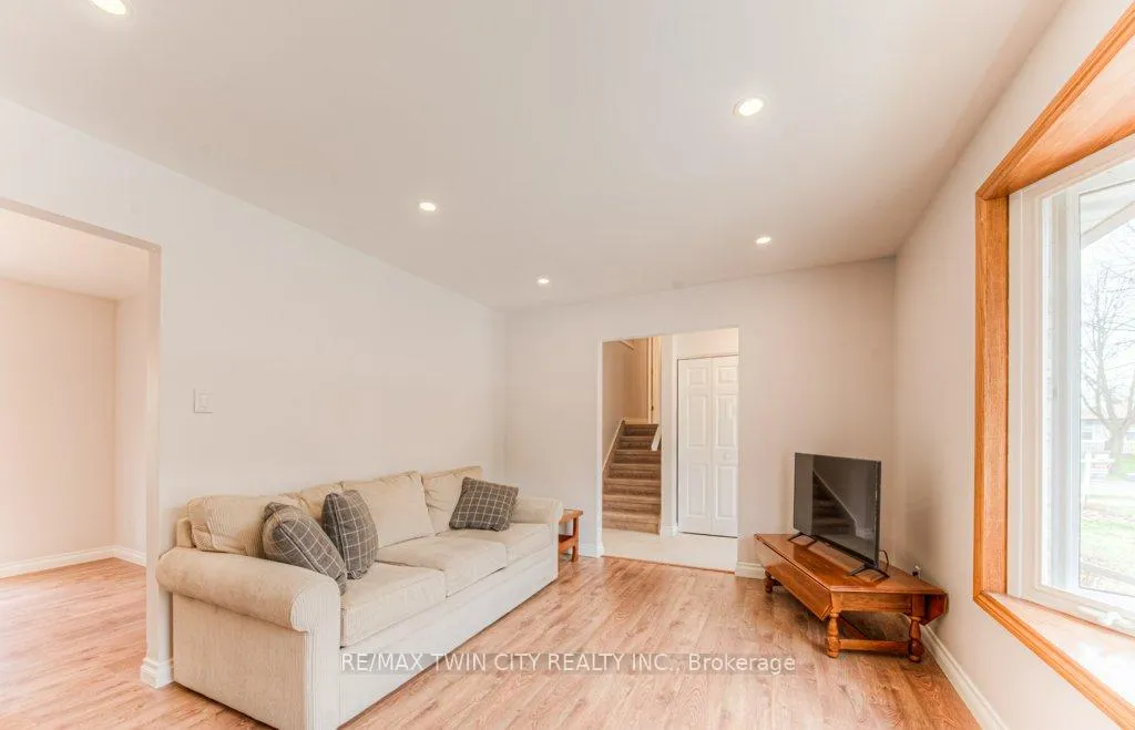 Photo 8 of 111 Martinglen Crescent, Kitchener — HOMEH