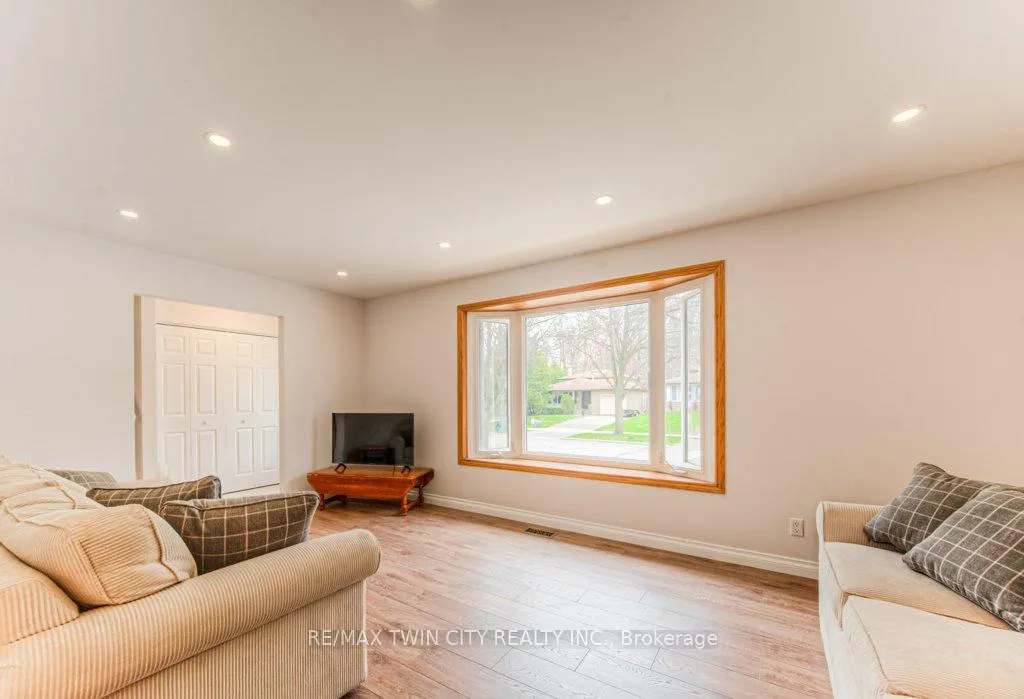 Photo 9 of 111 Martinglen Crescent, Kitchener — HOMEH