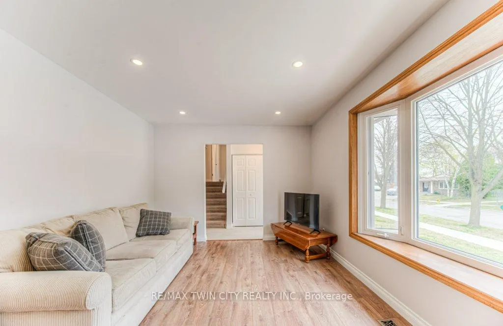 Photo 10 of 111 Martinglen Crescent, Kitchener — HOMEH
