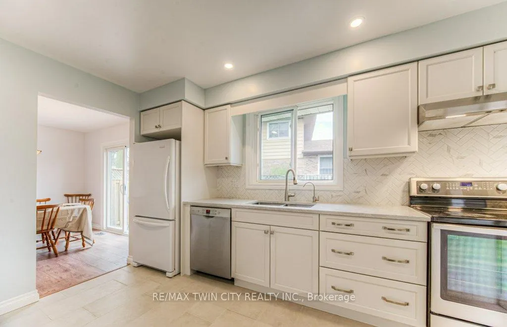 Photo 13 of 111 Martinglen Crescent, Kitchener — HOMEH