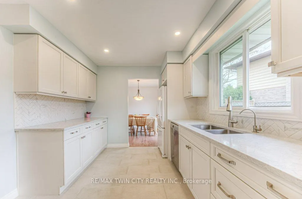 Photo 14 of 111 Martinglen Crescent, Kitchener — HOMEH