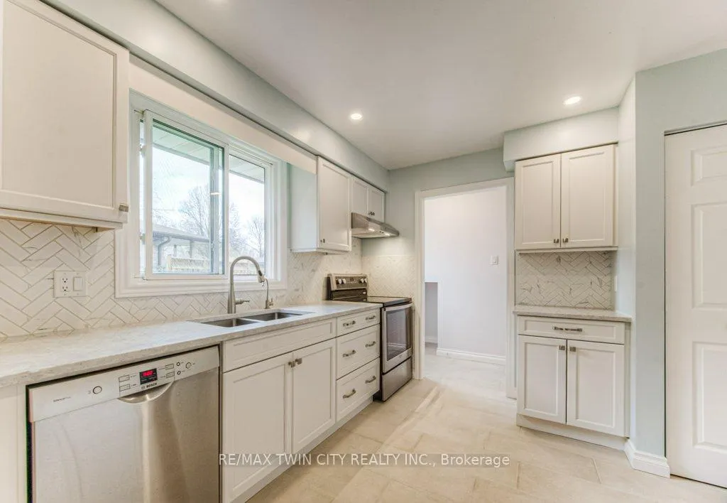 Photo 15 of 111 Martinglen Crescent, Kitchener — HOMEH