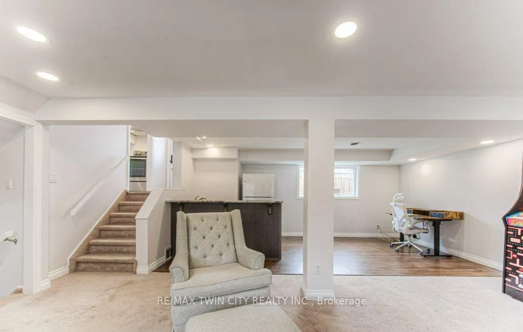 Photo 23 of 111 Martinglen Crescent, Kitchener — HOMEH