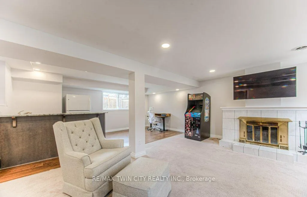 Photo 24 of 111 Martinglen Crescent, Kitchener — HOMEH