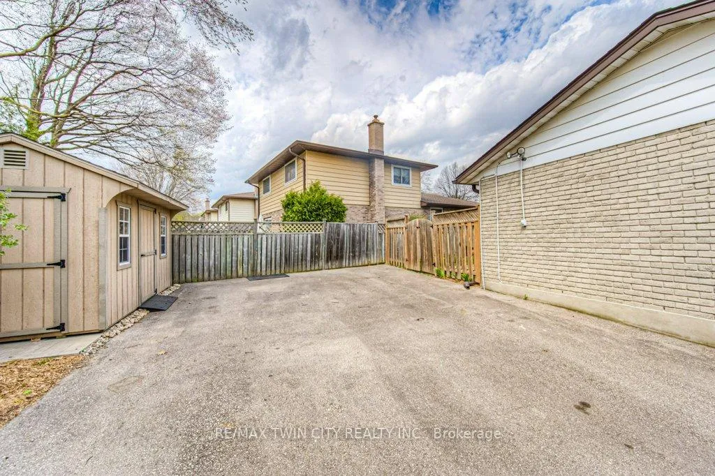 Photo 33 of 111 Martinglen Crescent, Kitchener — HOMEH