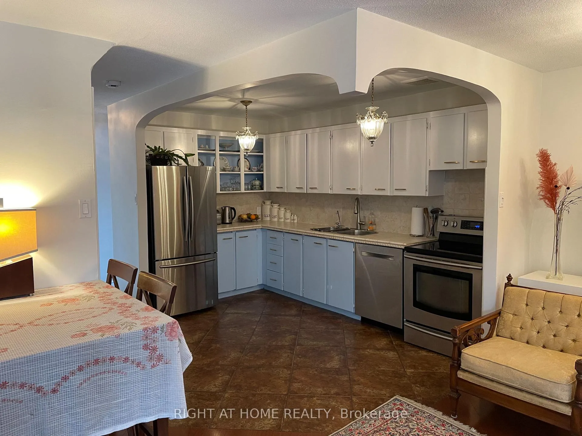 Photo 5 of Unit 200, 16 Elgin Street, Markham, Thornhill — HOMEH