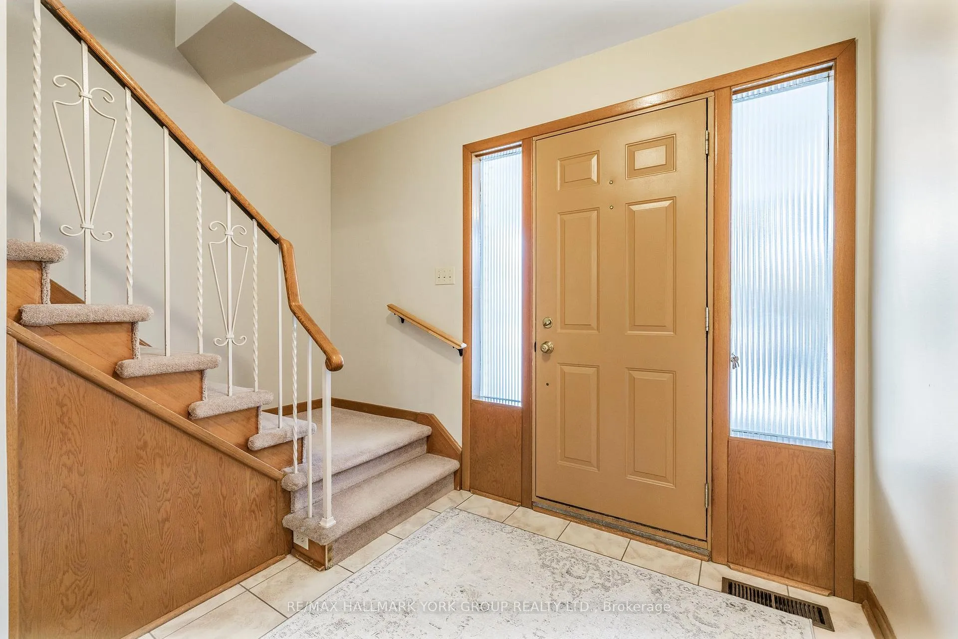 Photo 3 of 2 Navan Crescent, Aurora, Aurora Heights — HOMEH