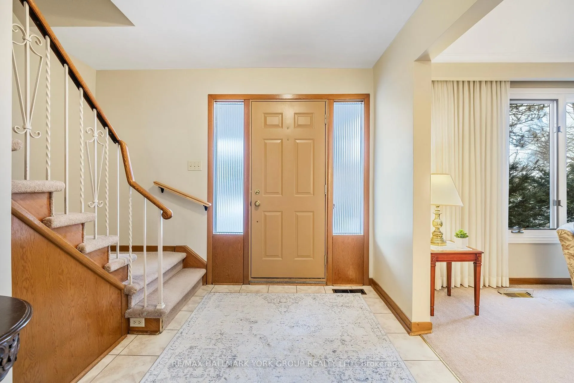 Photo 4 of 2 Navan Crescent, Aurora, Aurora Heights — HOMEH