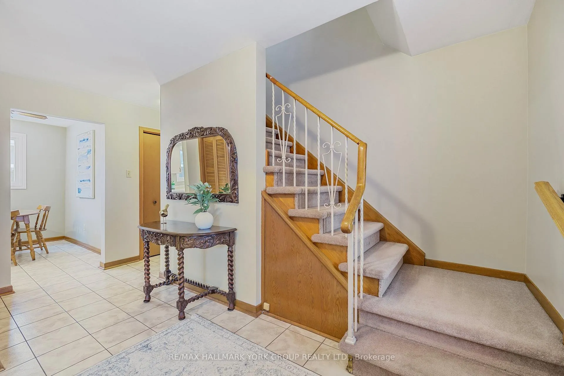 Photo 5 of 2 Navan Crescent, Aurora, Aurora Heights — HOMEH