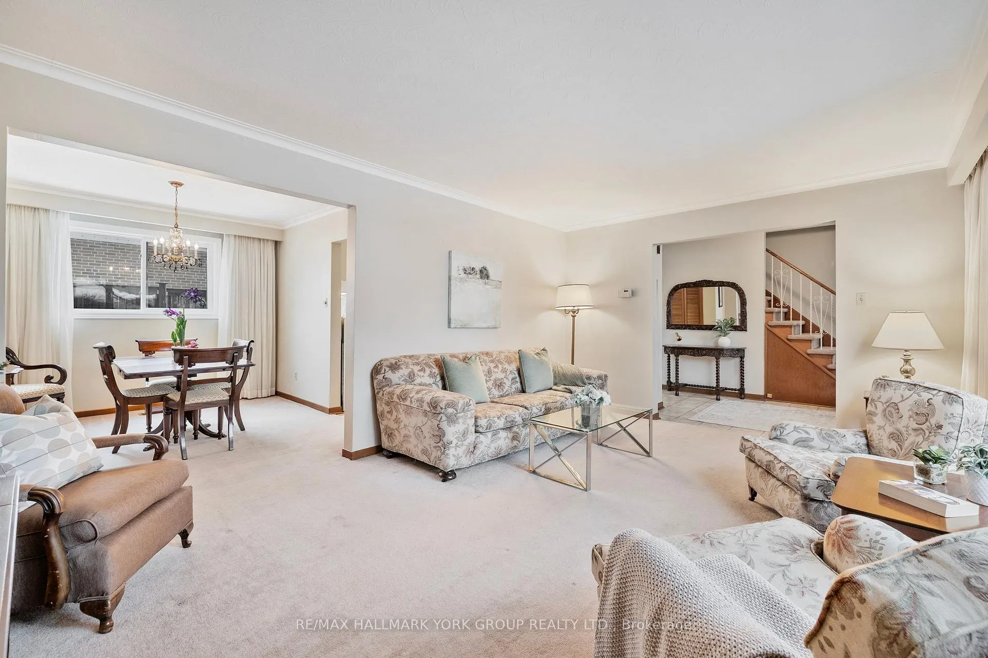 Photo 6 of 2 Navan Crescent, Aurora, Aurora Heights — HOMEH