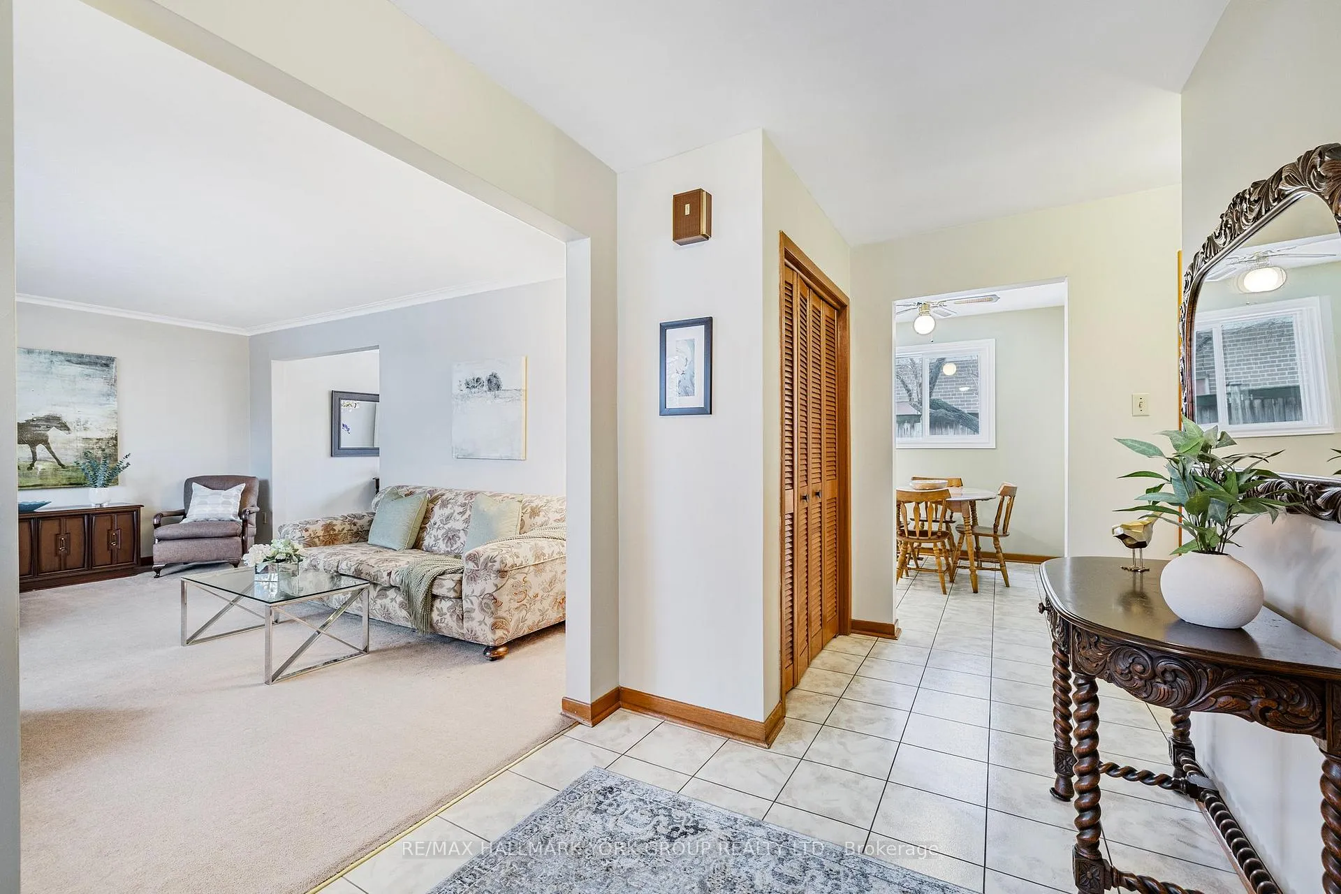 Photo 7 of 2 Navan Crescent, Aurora, Aurora Heights — HOMEH