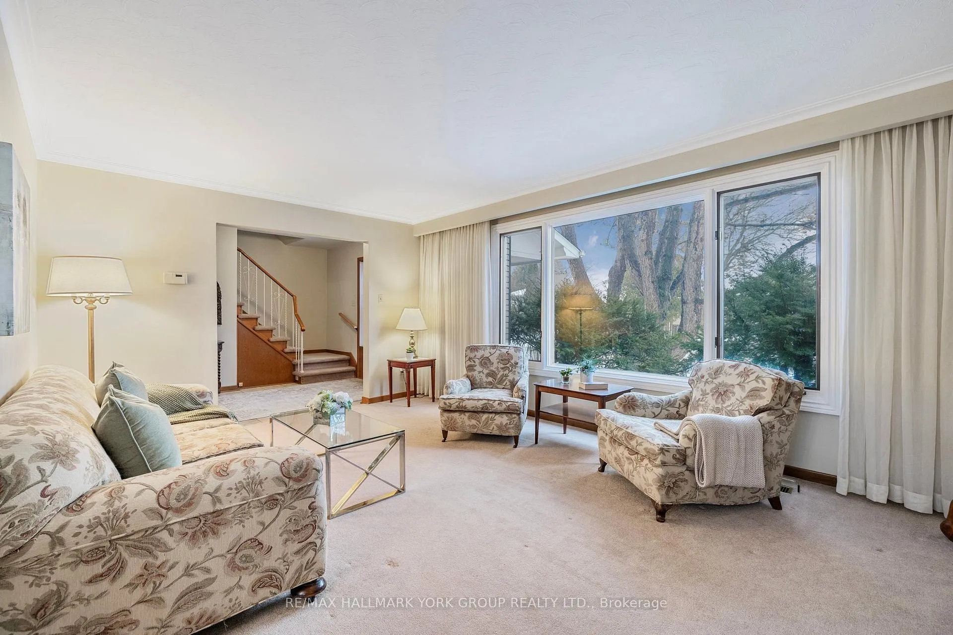Photo 8 of 2 Navan Crescent, Aurora, Aurora Heights — HOMEH