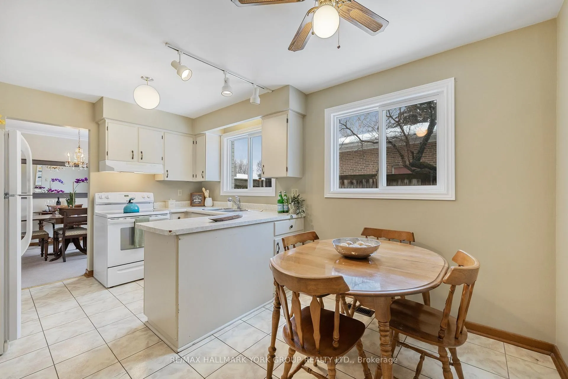 Photo 12 of 2 Navan Crescent, Aurora, Aurora Heights — HOMEH