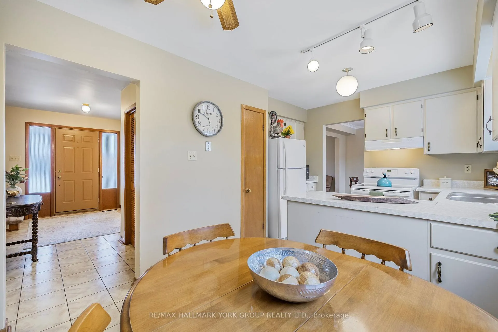 Photo 13 of 2 Navan Crescent, Aurora, Aurora Heights — HOMEH