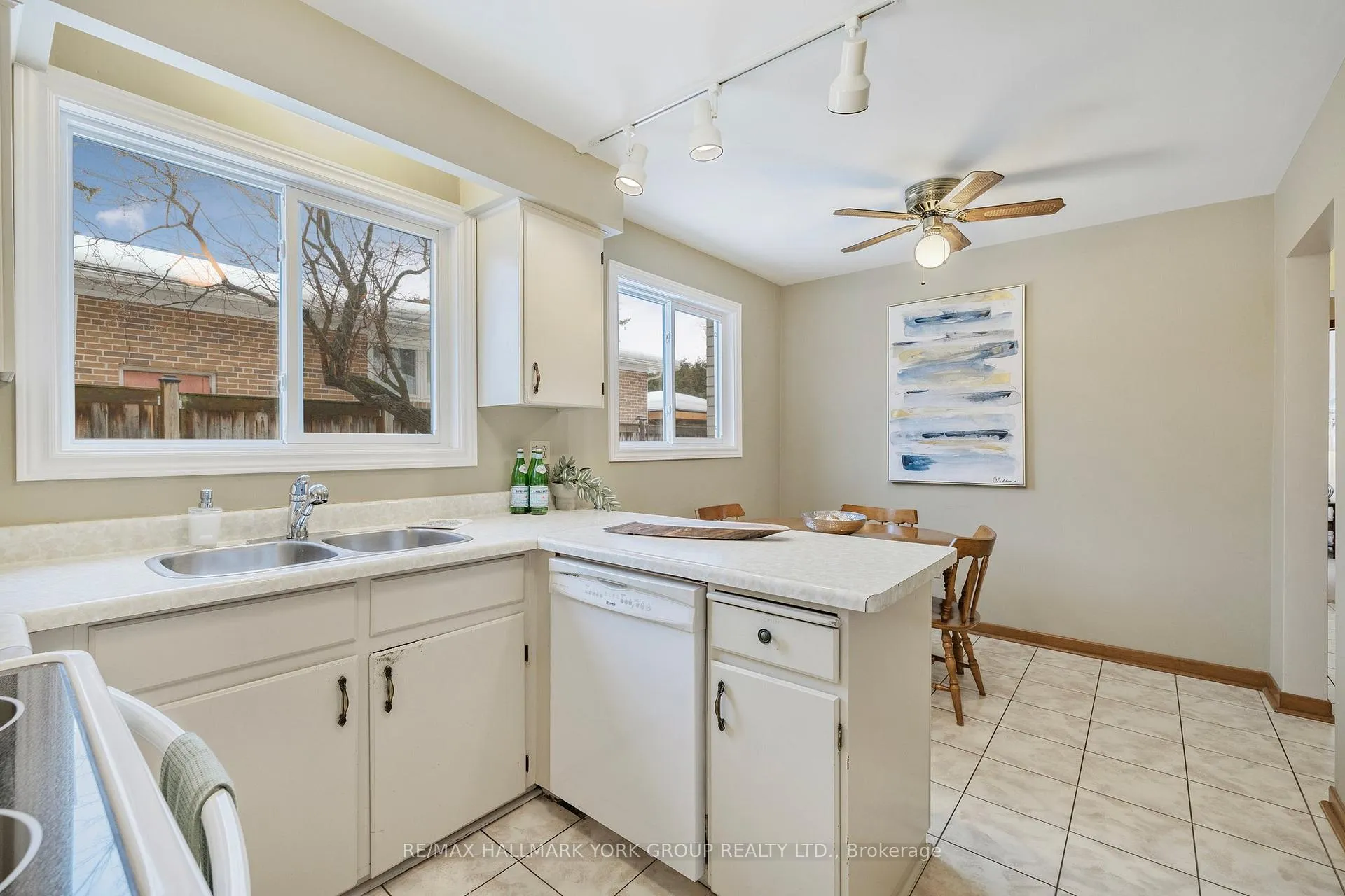 Photo 14 of 2 Navan Crescent, Aurora, Aurora Heights — HOMEH