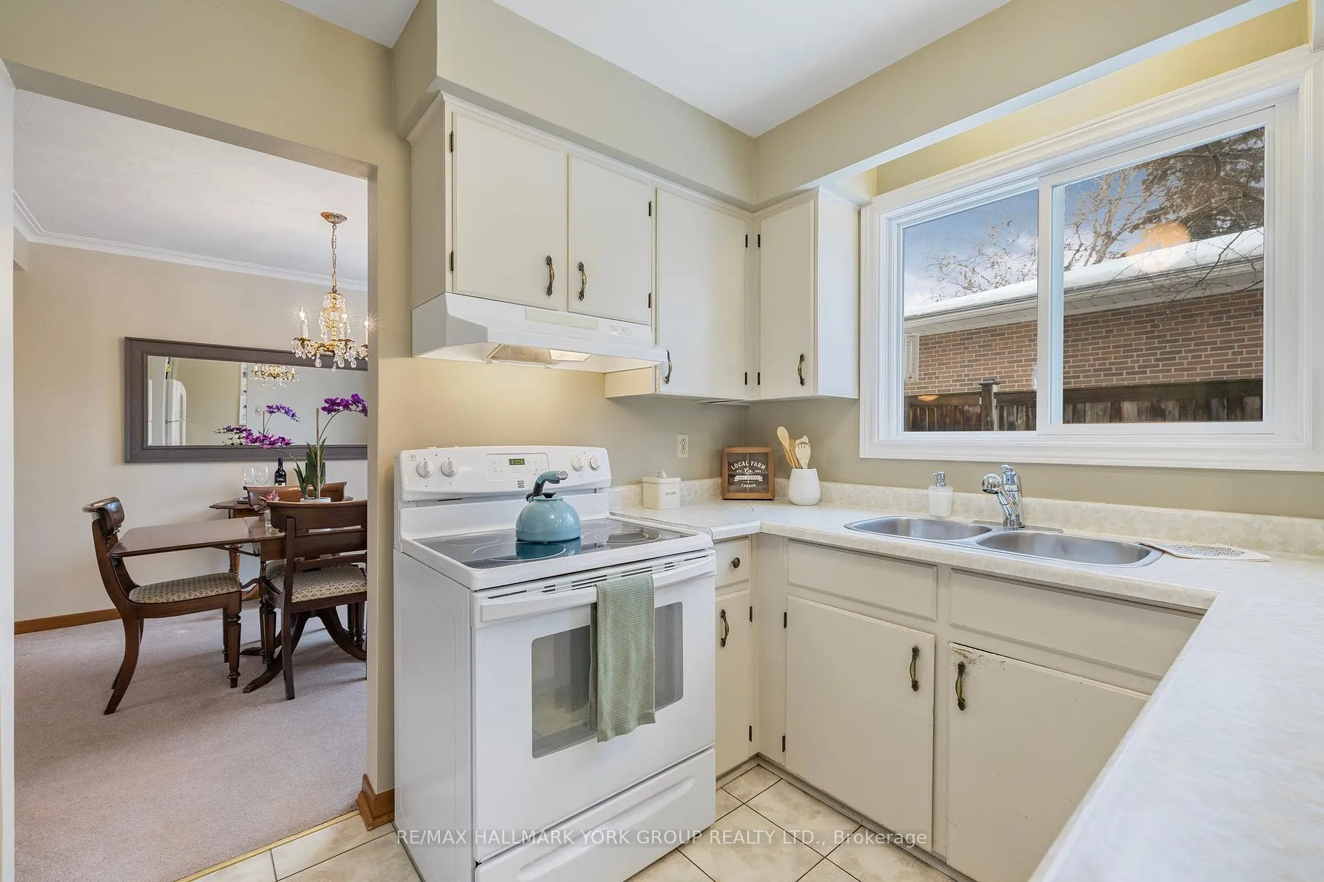 Photo 15 of 2 Navan Crescent, Aurora, Aurora Heights — HOMEH